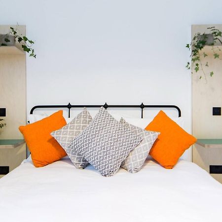 The Plywood Flat, Modern Style In A Traditional Tenement Edimburgo Exterior foto